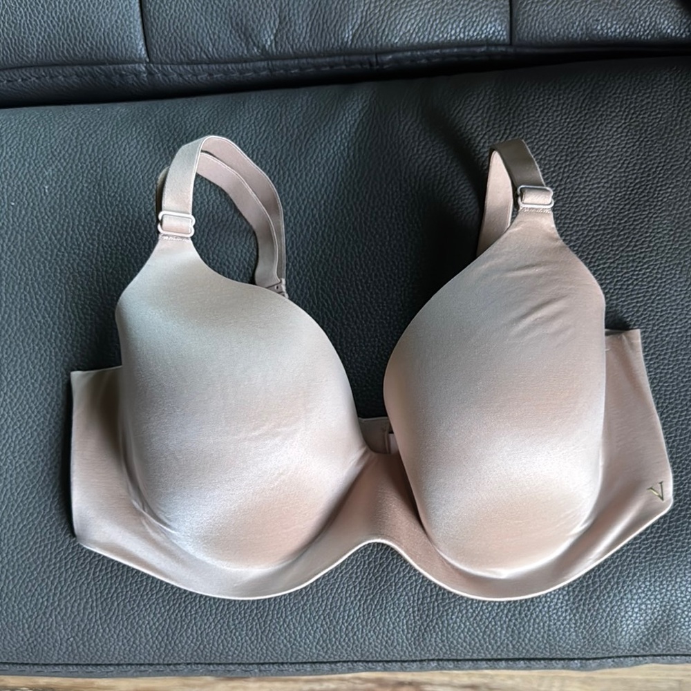 Elegant Satin Underwire Bra - Tan, great condition.